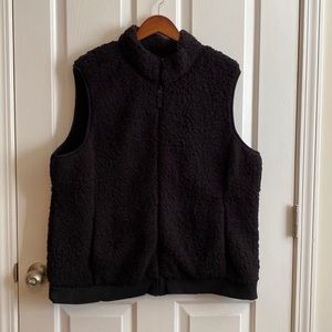Time and Tru black fleece vest